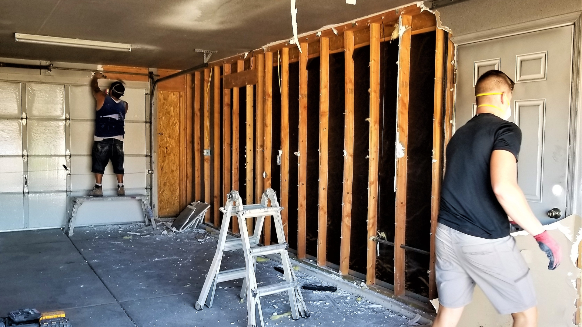 the best garage door installers working on a garage.